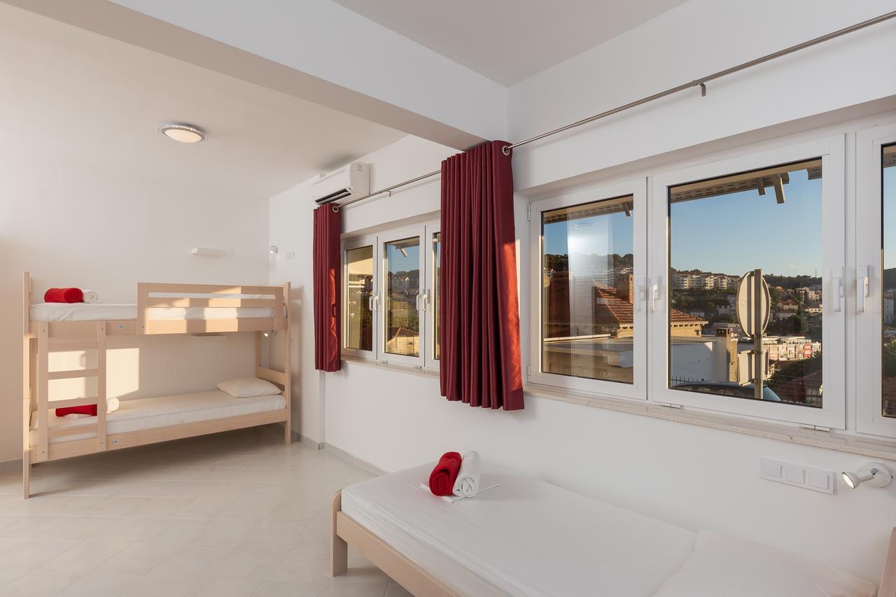 Bed op een Gemengde Slaapzaal met 7 Bedden